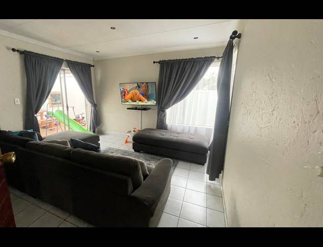 2 BEDROOM TOWNHOUSE FOR SALE IN CELTISDAL